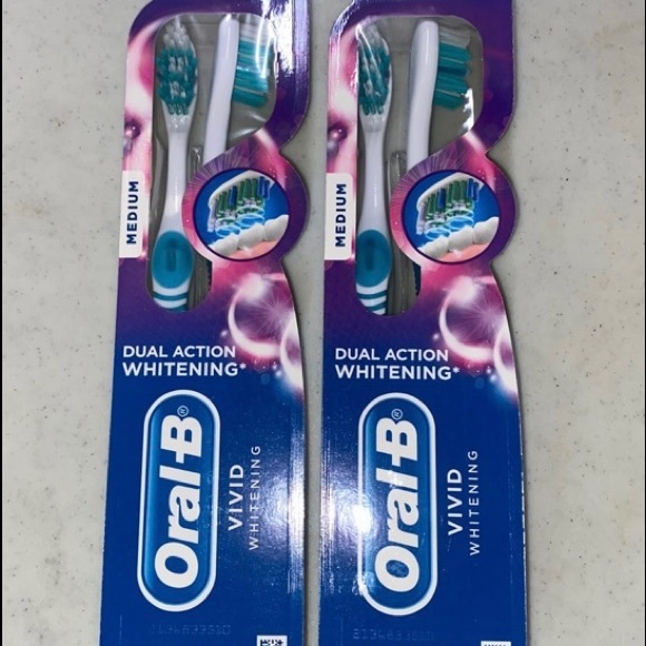 Lot of 2 Oral-B VIVID WHITENING Toothbrushe Med. Two Double Value Pack - Picture 1 of 3